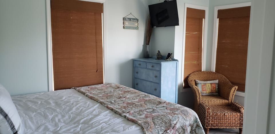Upstairs bedroom (King) with upper deck access