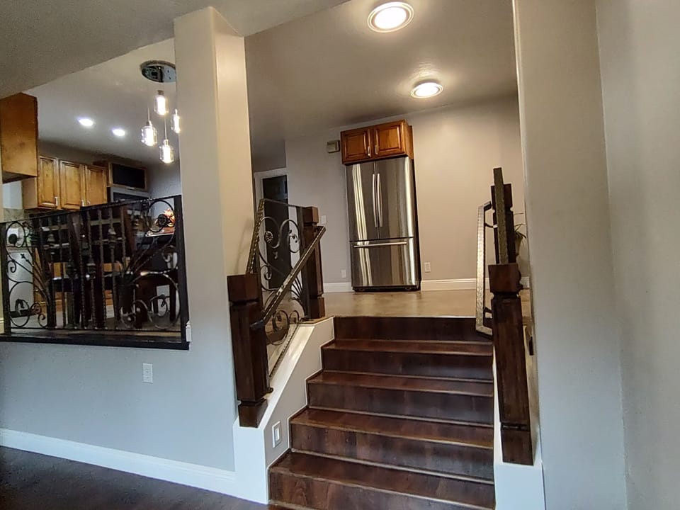 Entryway up to kitchen & dining area 
