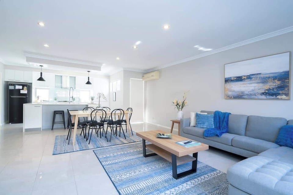Open plan spacious full kitchen, island bench, 6 seater dining table and living room