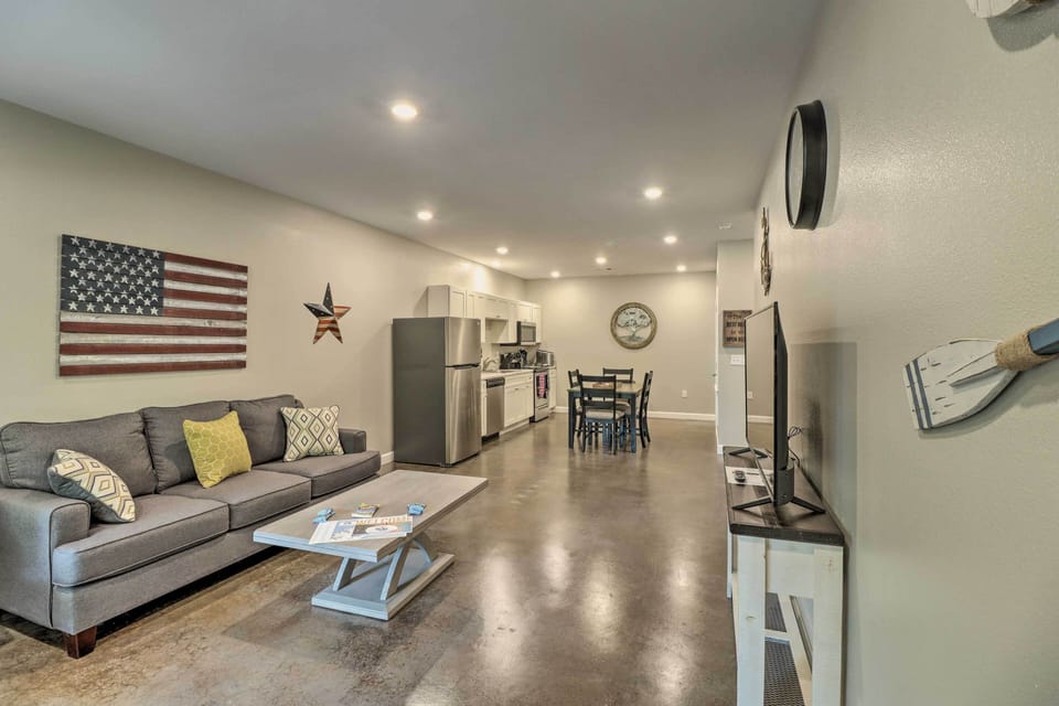 Living Room | Sleeper Sofa | Free WiFi | Central A/C | Smart TV