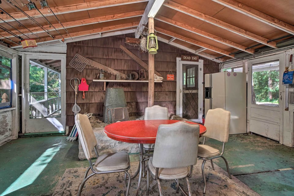 Screened Patio | Outdoor Seating