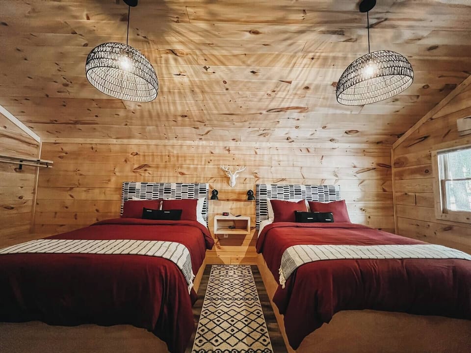 2 Queen Beds in cabin 4