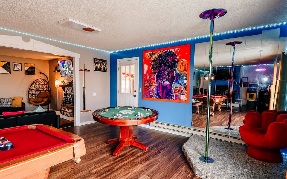 "Entertainment Oasis: Where Gaming, Poker, and Spectacular Views Meet in Harmony, Alongside Cozy Living Room Comforts 🎱🃏💃🛋️