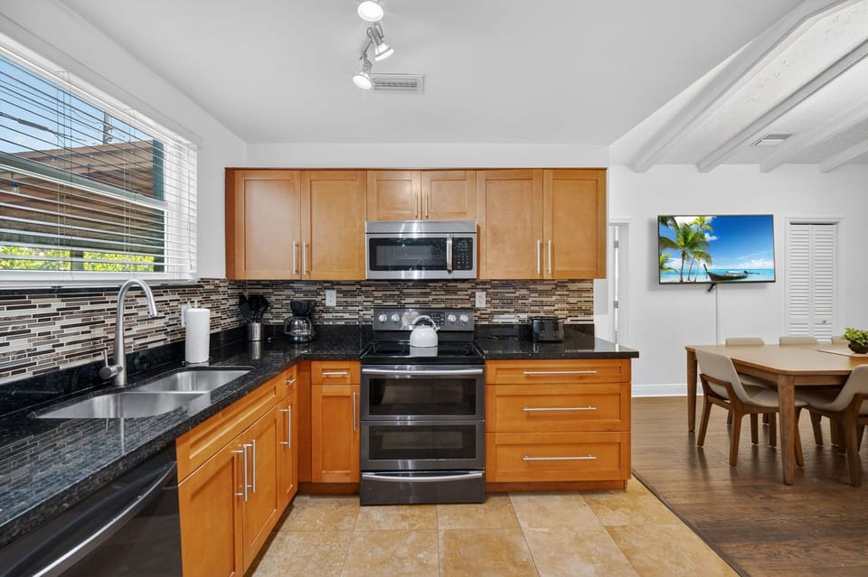 Make the most out of your stya with this fully equipped and open kitchen.