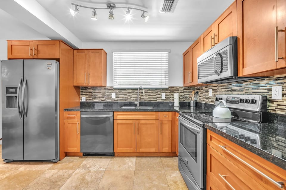 Make the most out of your stya with this fully equipped and open kitchen.