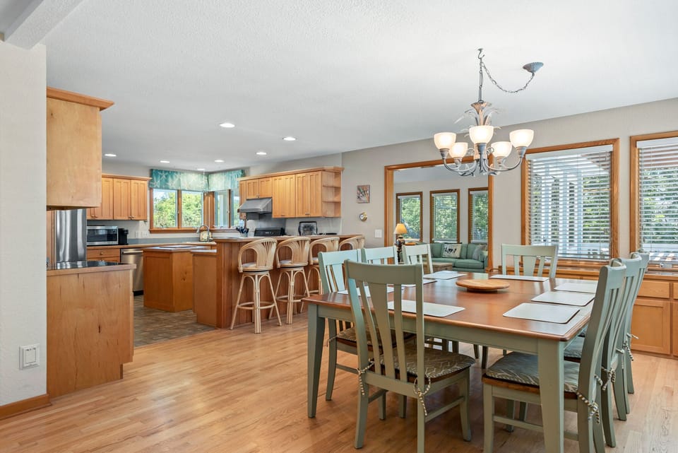 SH58: Blue Oasis | Mid Level Dining Area