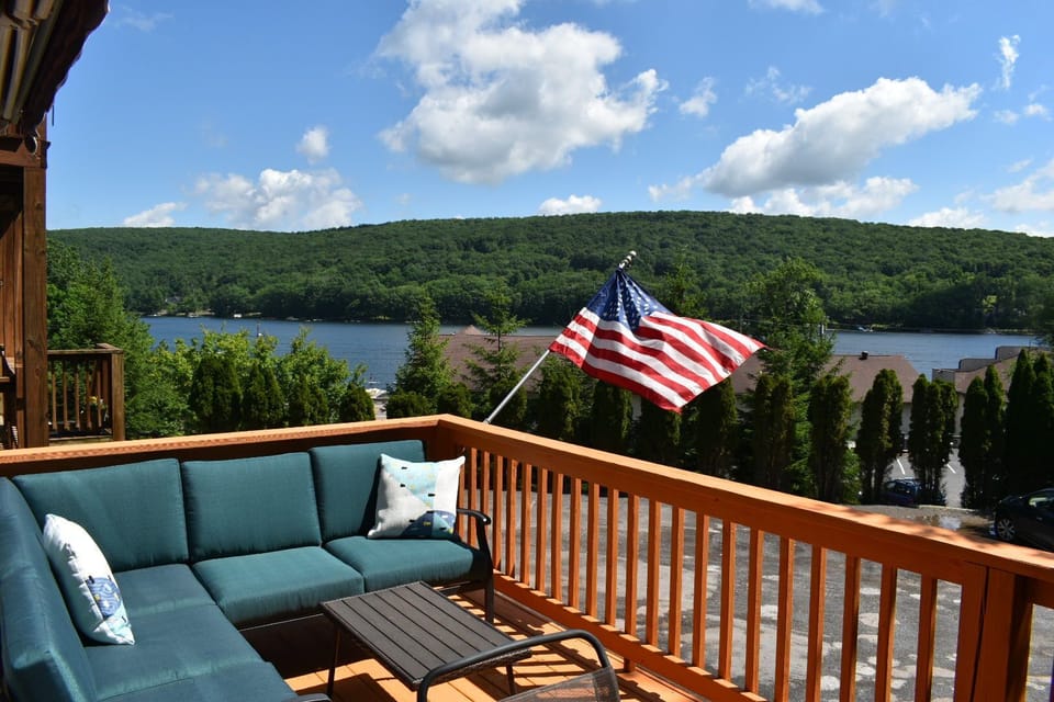 Come enjoy the lake view!