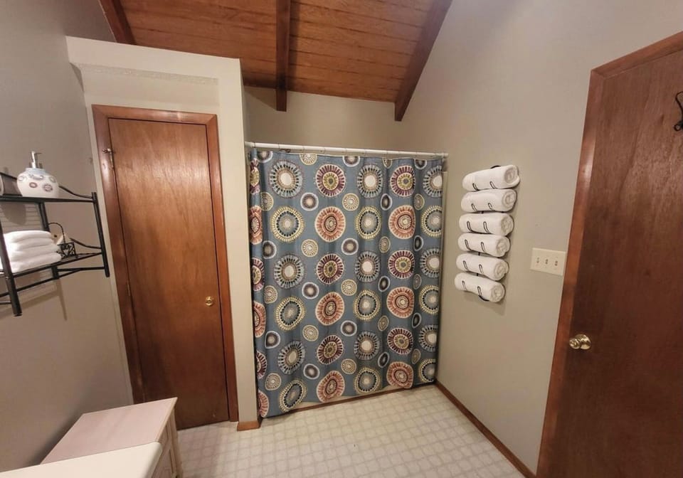 Main level full bath with cathedral ceilings.