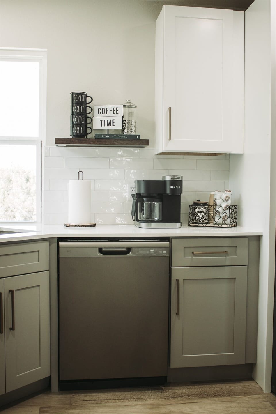 Dual coffee pot and Keurig for all your coffee needs.