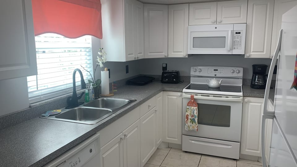 Kitchen:
Mr. Coffee Machine
Fridge
Oven
Microwave
Blender
Toaster