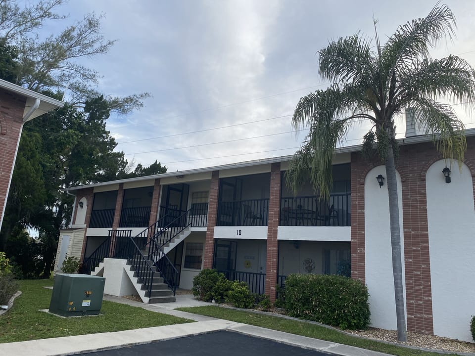 Exterior: 
Palm Manor Resort 
1st Floor Corner Unit
1 Private Parking Spot