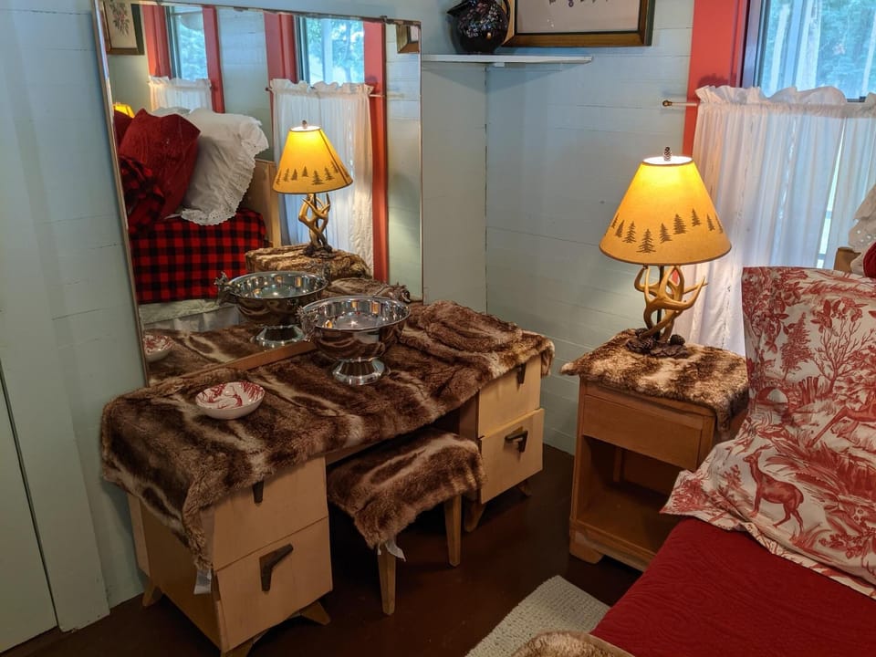Guest bedroom, continued.