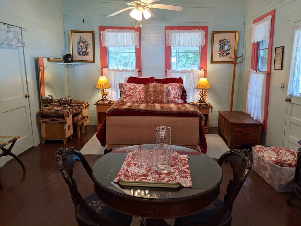 Guest bedroom - Full Bed, one of the winter bedding sets.