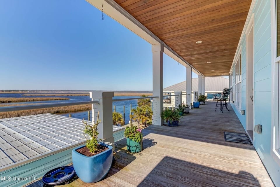 Upstairs balcony 