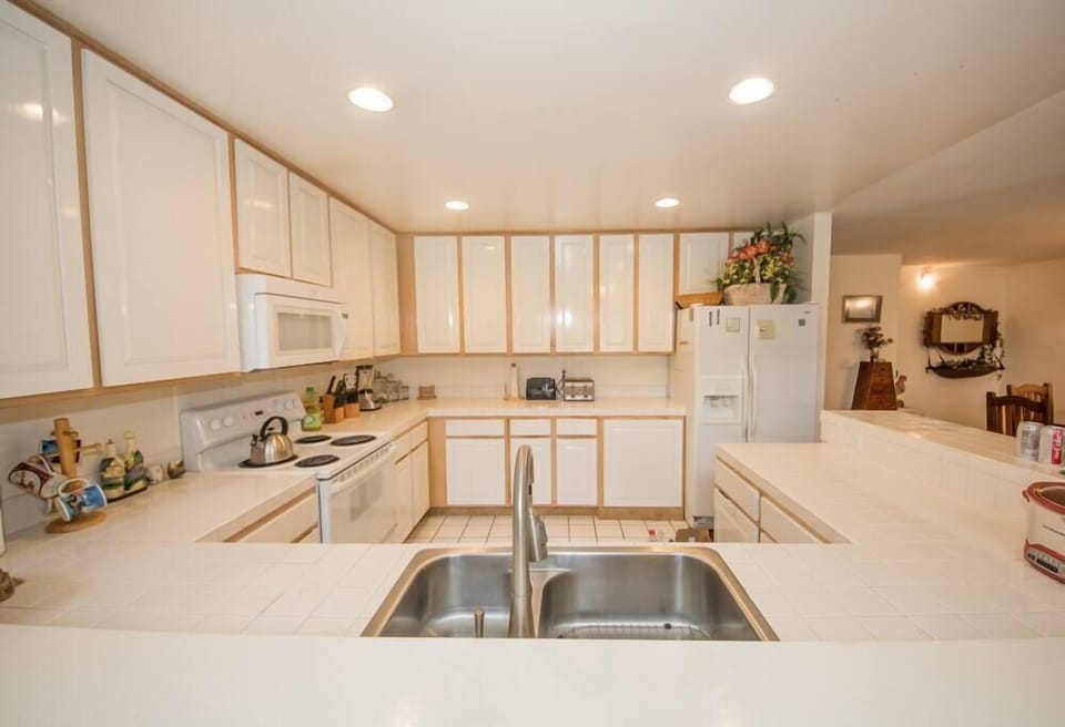 Beautifully designed full kitchen!