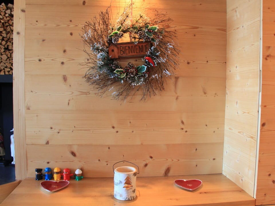 Tableware, Wood, Orange, Lighting, Twig, Plant, Flooring, Red, Table