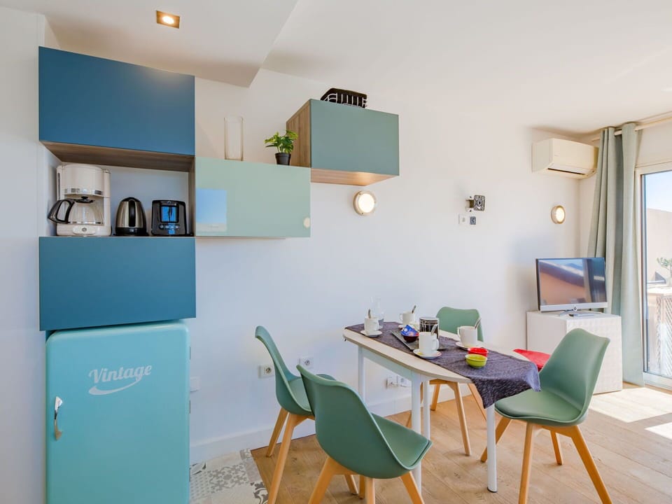 Table, Property, Furniture, Chair, Building, Interior Design, Shelf, Desk, Houseplant, Window