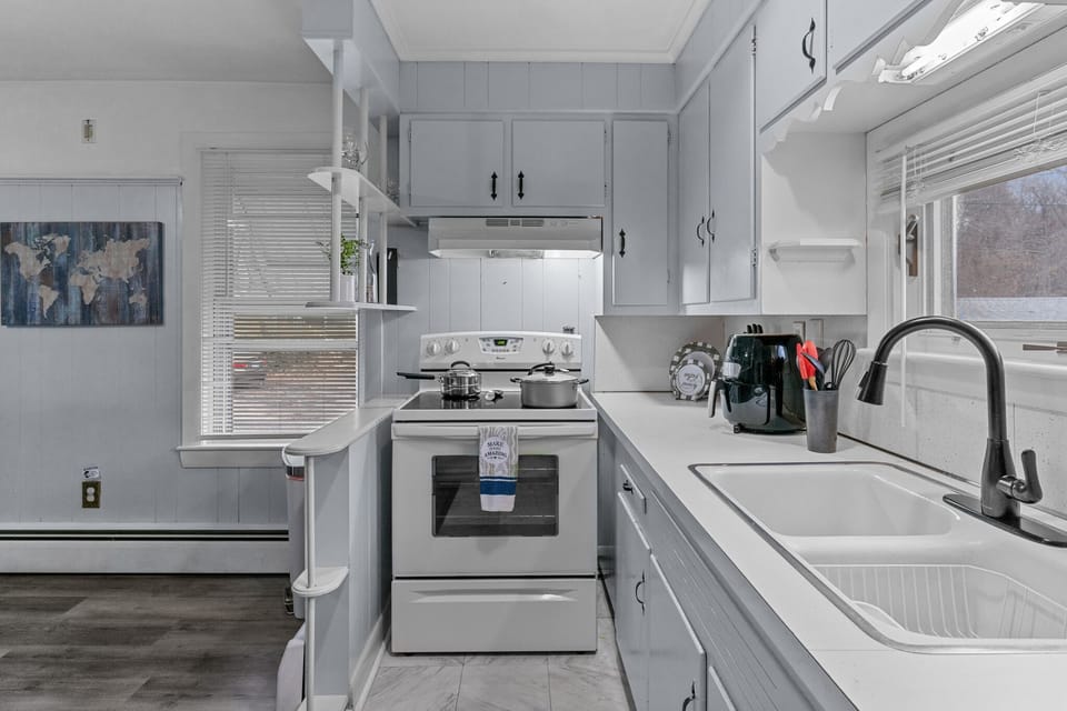 Stove, fridge, double sink, air-fryer, coffee machine, Brita filter