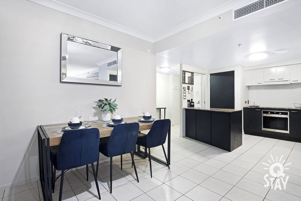 Share sumptuous meals with the family in this sophisticated dining area 🥣
