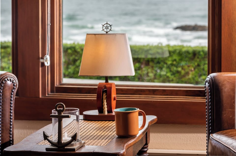 Living room with relaxing ocean veiws - Perfect spot to watch the surf roll over the sand or moonlight shining over the ocean.