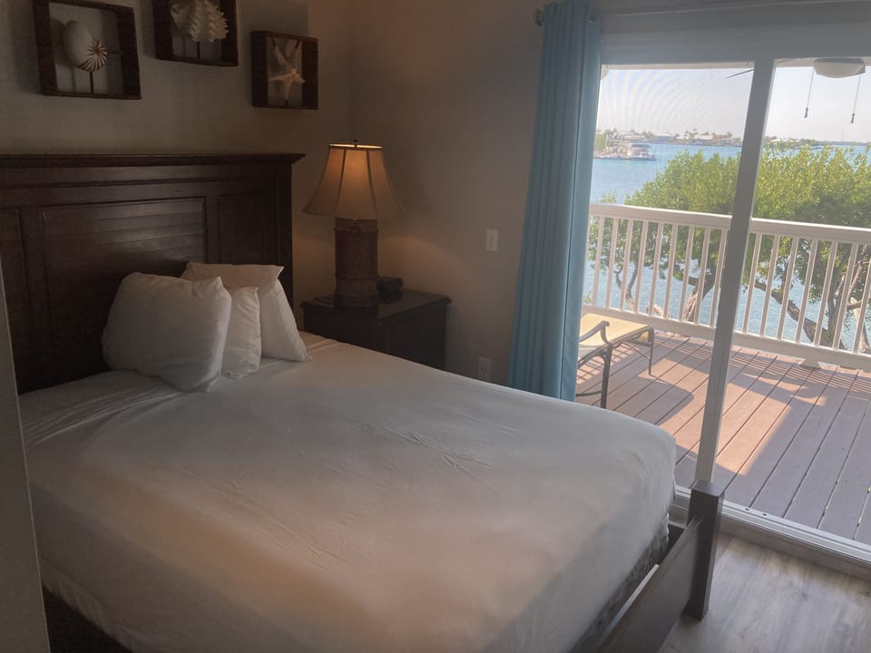 Master bedroom overlooking the Ocean with private full bath. (Queen size bed) 