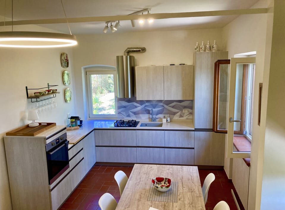 Chefs kitchen, fully loaded with kitchen aids, dishwasher and full size fridge