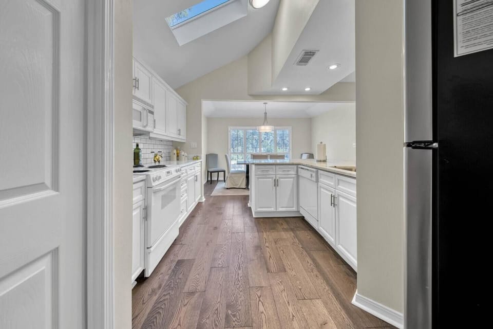 Gorgeous, sleek white kitchen