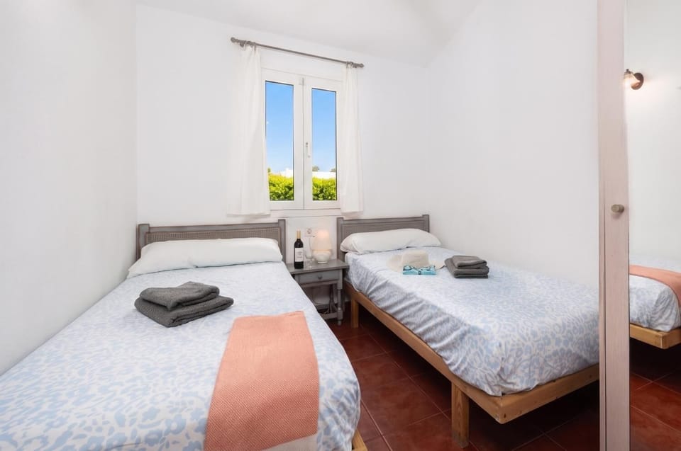 Twin bedroom with A/C