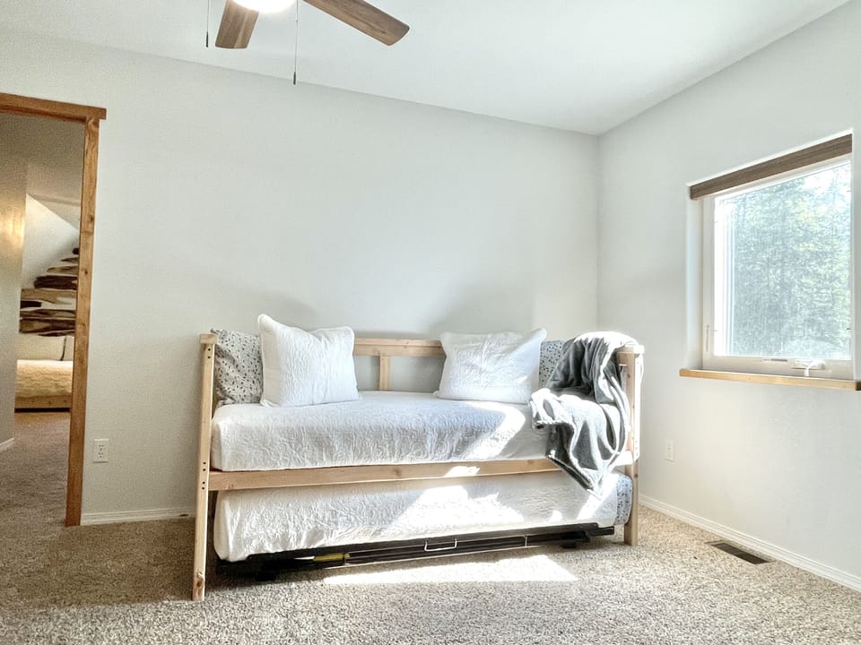 Upstairs Living Room 1/Twin Daybed and Trundle