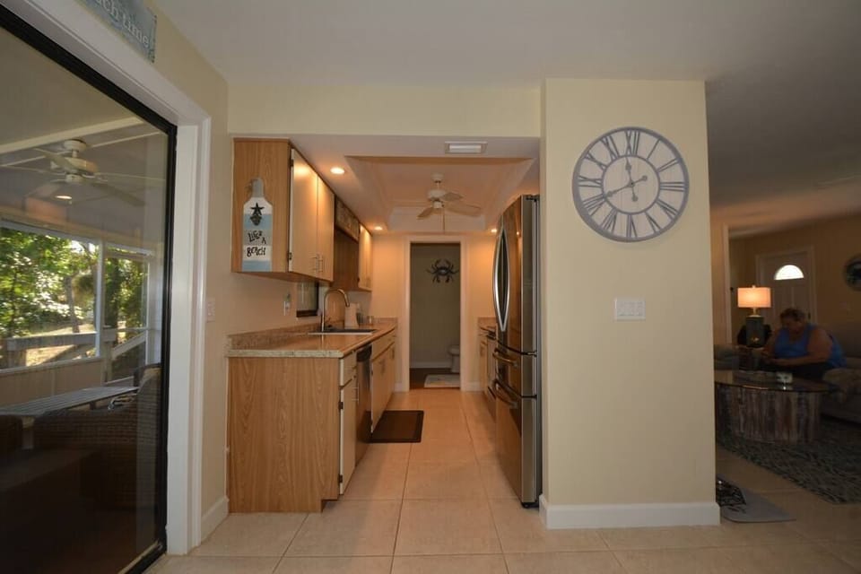 Smooth flow from kitchen to 1/2 bath.