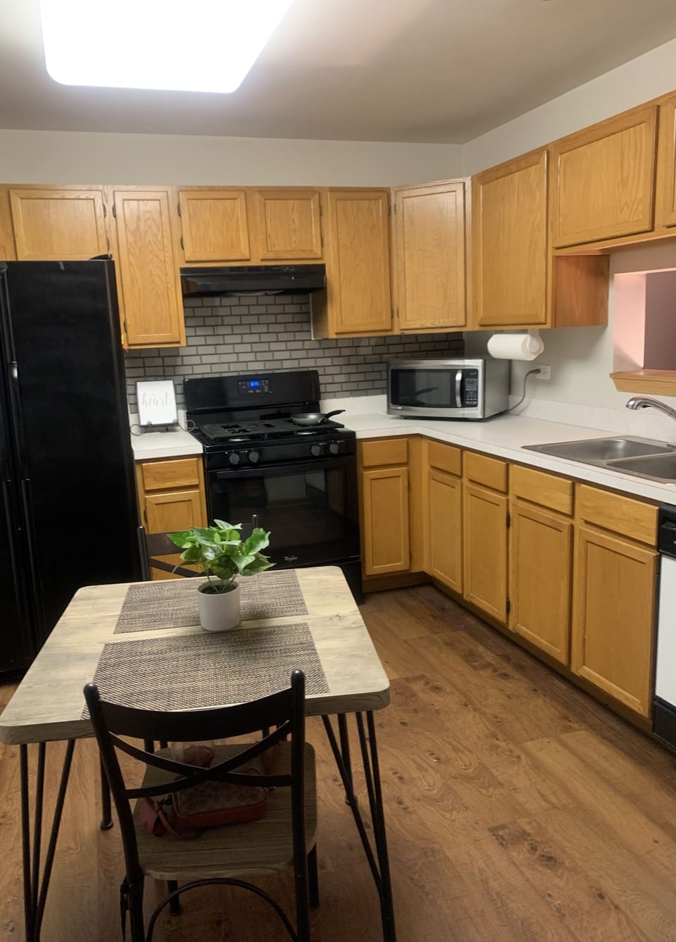 Full kitchen/dining 
