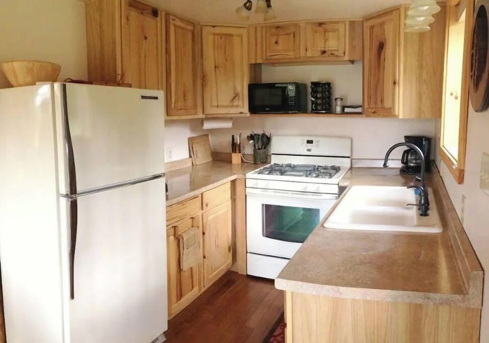 The well equipped kitchen has everything you need to prepare your meals. 