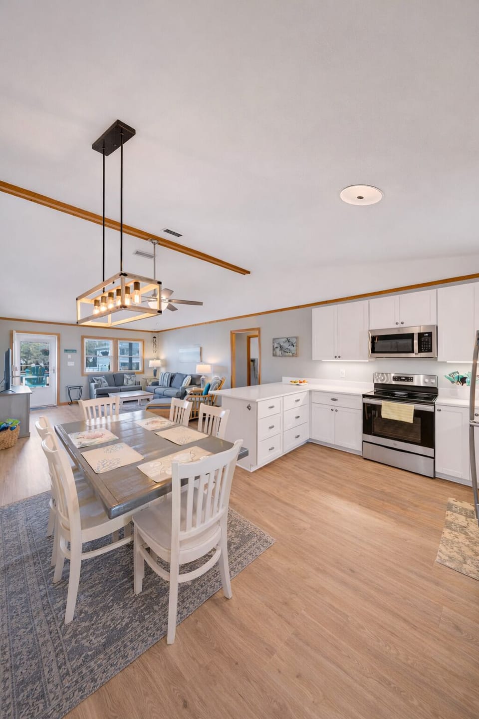 🍽️ Bright dining area with plenty of seating, perfect for shared meals and gathering together.