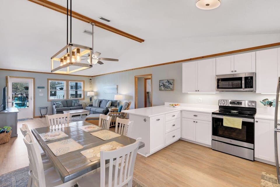 🍽️ Bright dining area with plenty of seating, perfect for shared meals and gathering together.