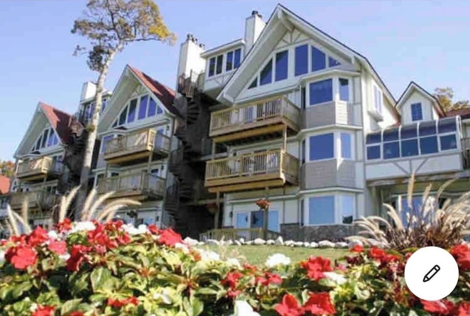 Mackinac Island Lovely charming studio w/balcony!!