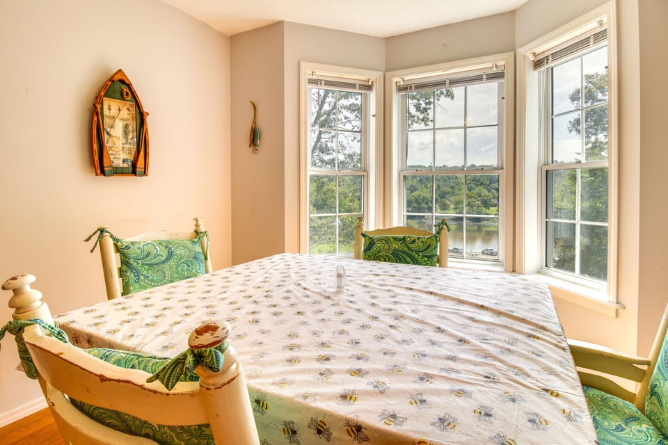 Dining Area | Dishware & Flatware Provided | Breakfast Bar