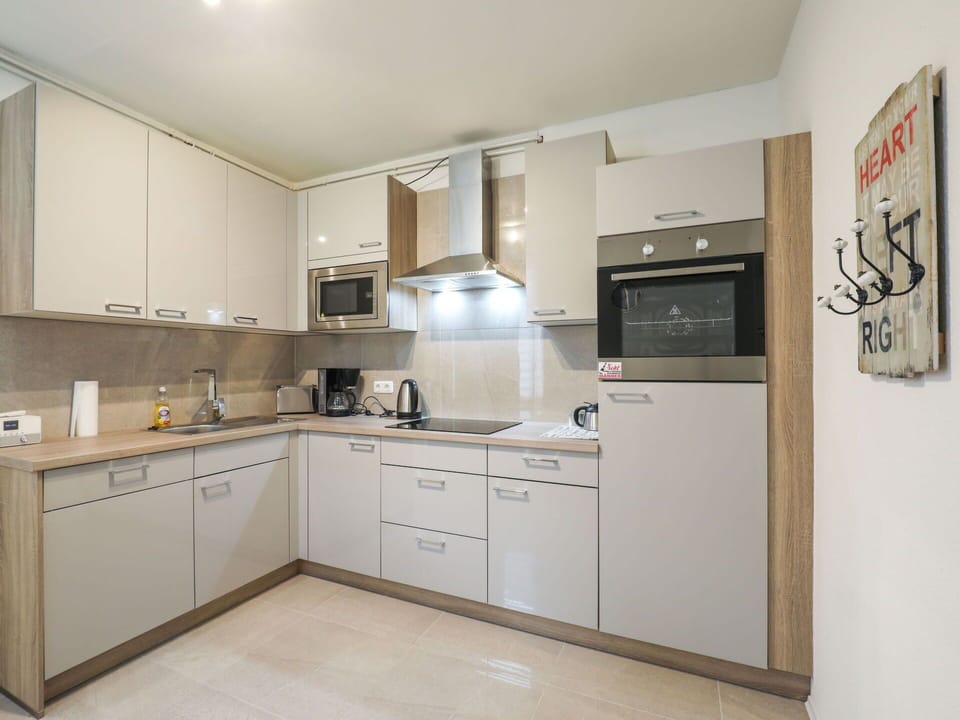 Countertop, Cabinetry, Kitchen Sink, Property, Building, Furniture, Sink, Tap, Kitchen Stove, Kitchen