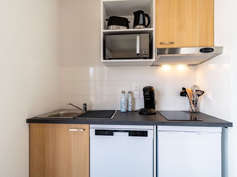 Kitchen Sink, Cabinetry, Sink, Property, Countertop, Tap, Product, Black, Home Appliance, Wood