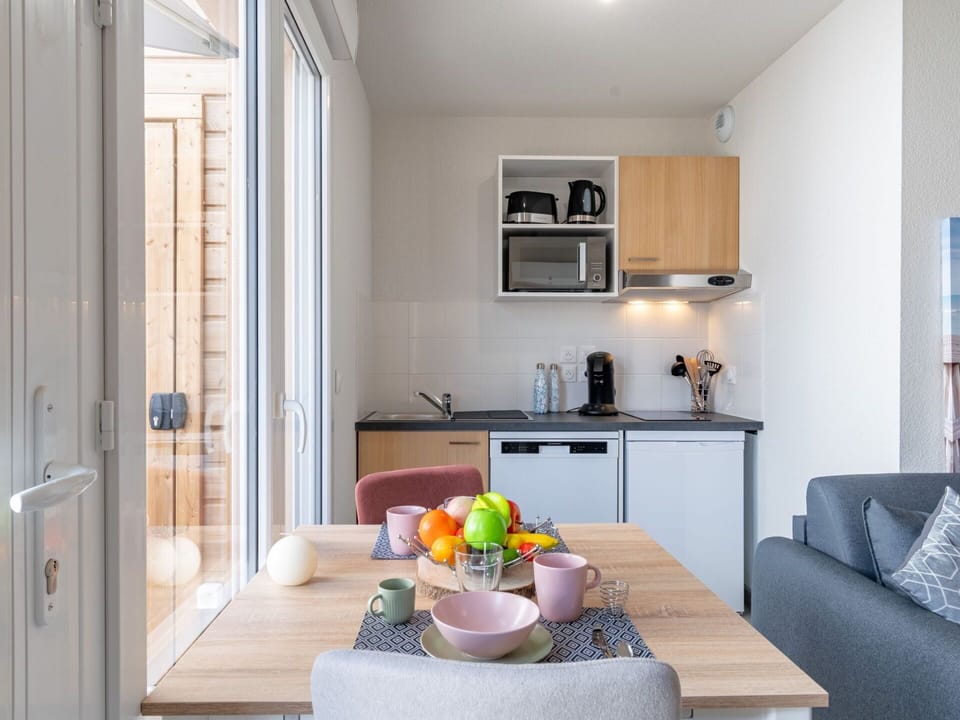 Property, Cabinetry, Countertop, Door, Interior Design, Kitchen, Table, Wood, Couch, Floor