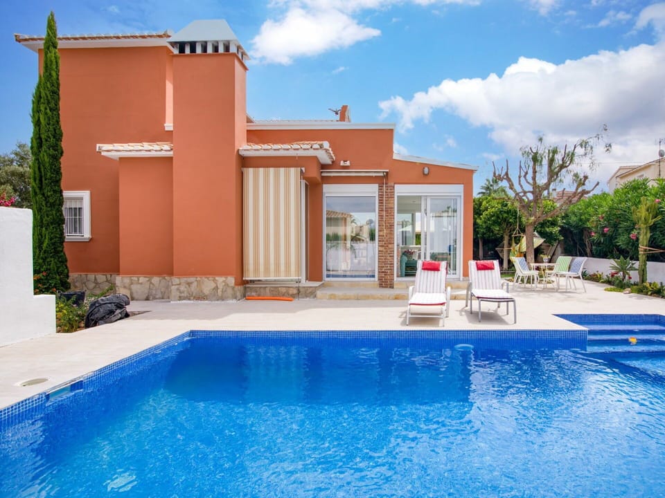 Water, Sky, Property, Daytime, Plant, Building, Swimming Pool, Blue, Cloud, Azure