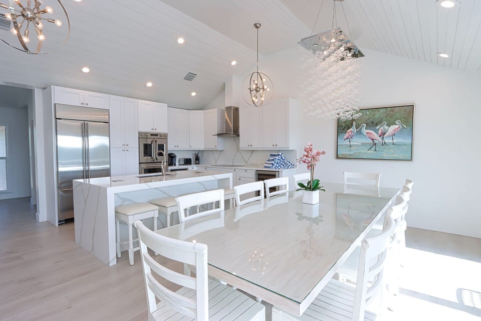 Elegant eat-in kitchen