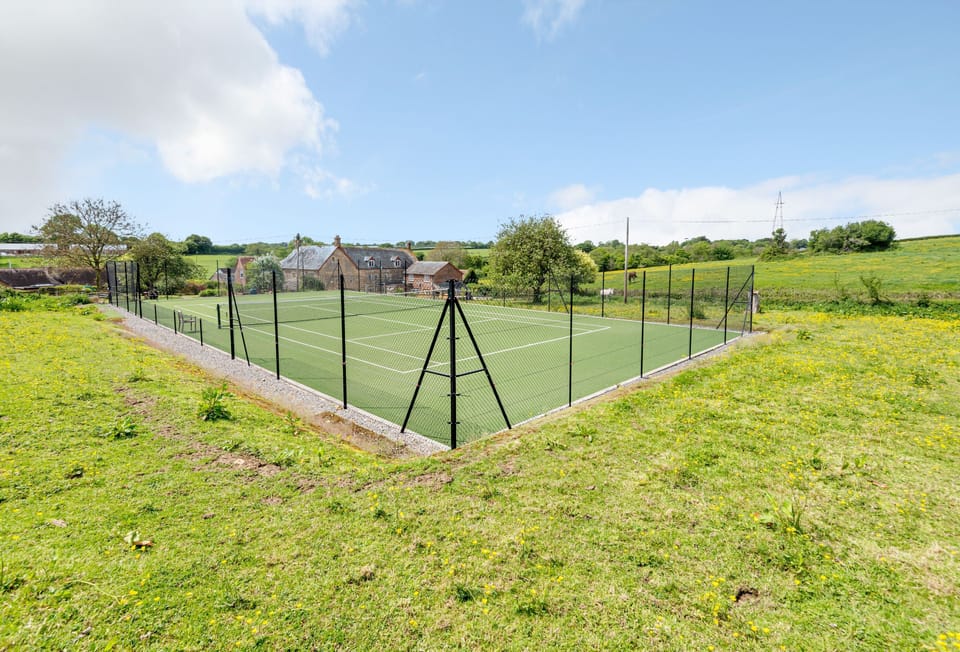 Lower Fifehead Farm, Sturminster Newton: The all-weather tennis court