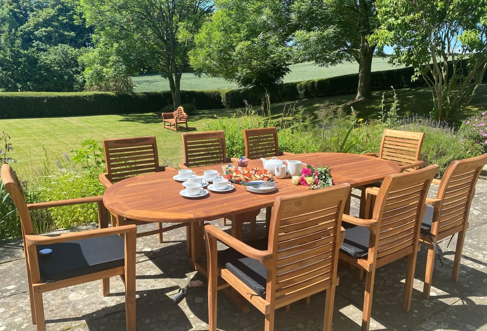 Creaky Cottage, Dorchester: The front facing garden terrace