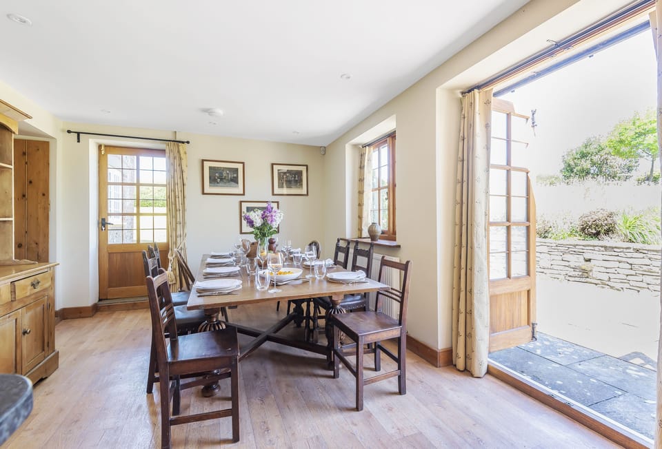 Creaky Cottage, Dorchester: The dining area with doors to the terrace