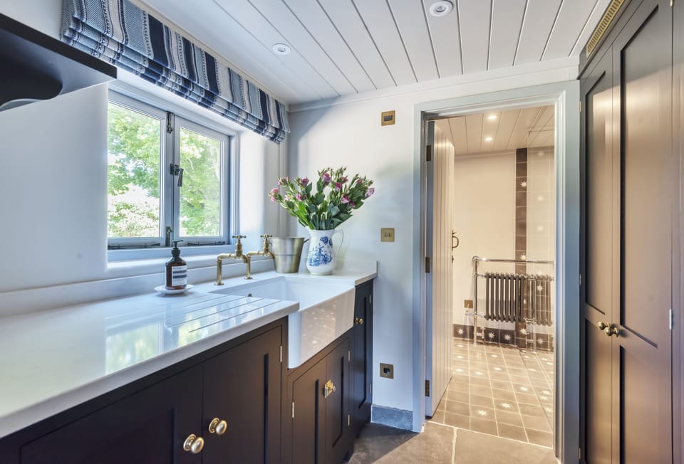 Hilltop Cottage, Wimborne: The utility area with view through to the ground floor shower room