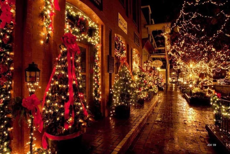 Enjoy Dahlonega's Old Fashioned Christmas from November 24th to January 7th.