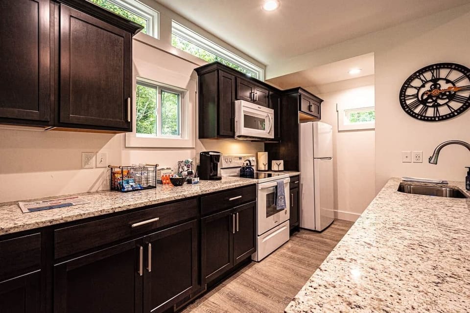 Fully equipped Kitchen!
Keurig, tea kettle, toaster, blender, pots, pans, cookie sheet, ice bucket, mixing bowls, wine glasses (very important!) place settings, cutlery, utensils...