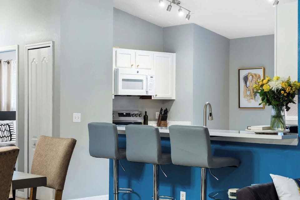 Grab a fresh brew and plan your adventures from our sleek, modern kitchen. With ample seating and an open-concept layout, the chef in your group will never feel left out of the conversation.