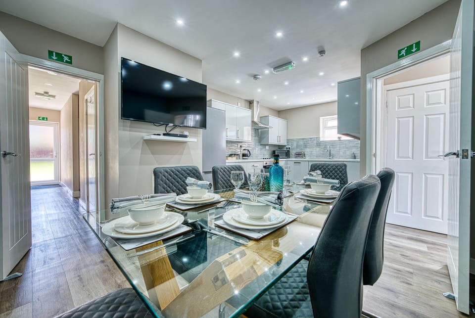 Kitchen & Dining 