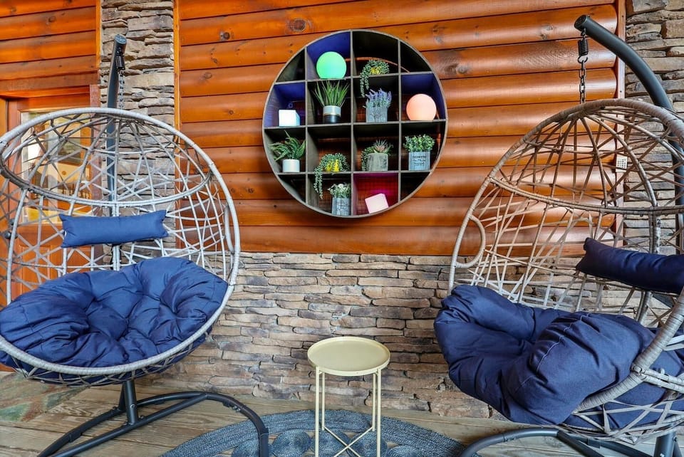 Just relax and live the moment in these comfy swing chairs. 
